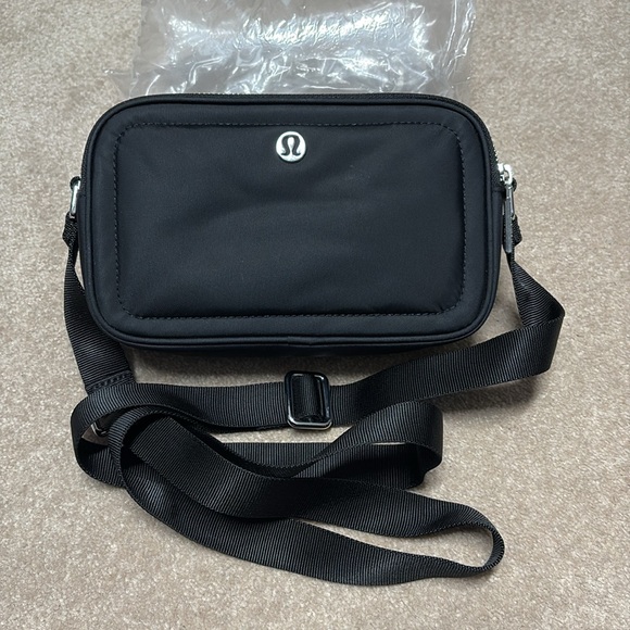 Lululemon Crossbody Camera Bag 2L - Picture 2 of 7